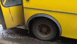 В Одесі жінка випала з маршрутки просто під час руху В Одесі жінка випала з маршрутки просто під час руху