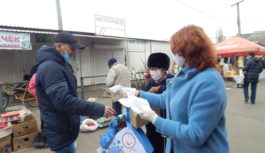 В РОЗДІЛЬНІЙ ПЕРЕХОЖИМ РОЗДАЛИ МАСКИ. СВІТЛИНИ ДНЯ В РОЗДІЛЬНІЙ ПЕРЕХОЖИМ РОЗДАЛИ МАСКИ. СВІТЛИНИ ДНЯ
