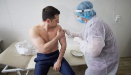 Зеленському зробили щеплення вакциною Covishield Зеленському зробили щеплення вакциною Covishield