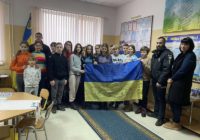 Прапор України з деокупованої території подарували Роздільнянському ліцею № 1