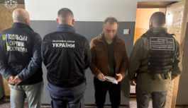 Прокуратура повідомила про підозру трьом організаторам різних схем втечі призовників за держкордон