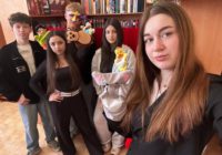 У Яковлівській бібліотеці до Міжнародного дня театру відкрили книжкову виставку та підготували лялькову історію