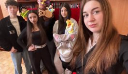 У Яковлівській бібліотеці до Міжнародного дня театру відкрили книжкову виставку та підготували лялькову історію