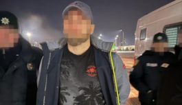 5 років ґвалтував падчерку, а потім переховувався за кордоном