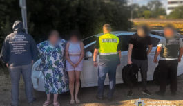 Ховала чоловіків в автівці під речами: поліцейські викрили жительку Одеси у сприянні незаконному переправленню військовозобов’язаних за кордон