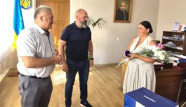 У Роздільній вручили посвідчення та нагрудний знак «Мати-героїня» багатодітній мамі Ользі Кормич